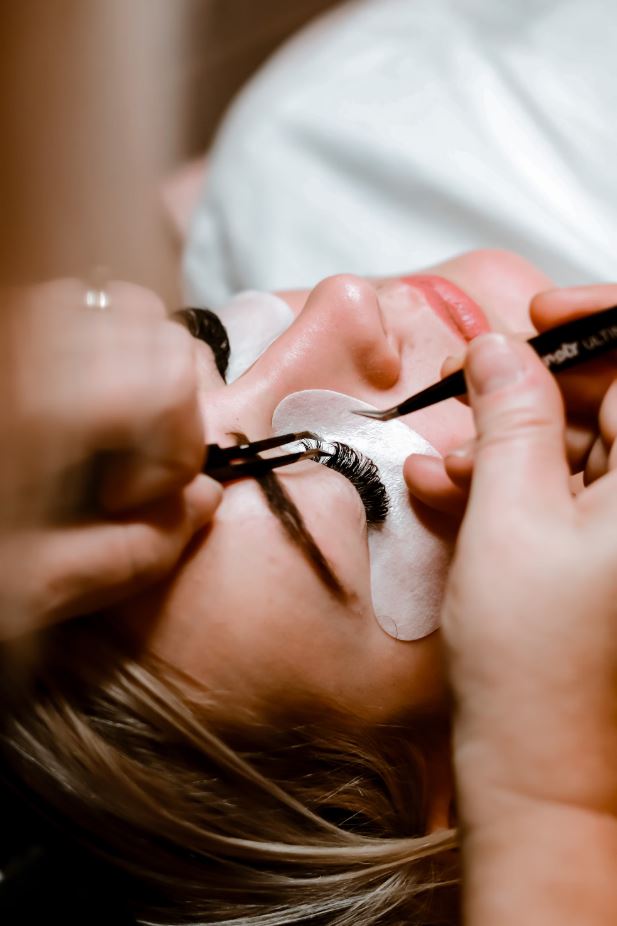 Essential Lash Supplies for Future Techs: Lash Tweezers and Types